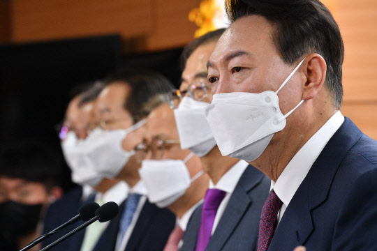 윤석열 대통령 당선인이 13일 서울 종로구 통의동 대통령직인수위원회 브리핑룸에서  2차 내각 인선을 발표하고 있다. 인수위사진기자단=연합뉴스